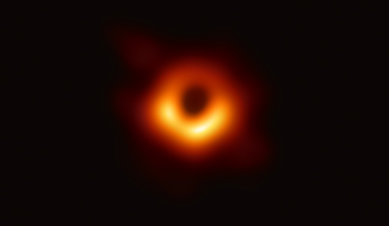 первое фото чёрной дыры